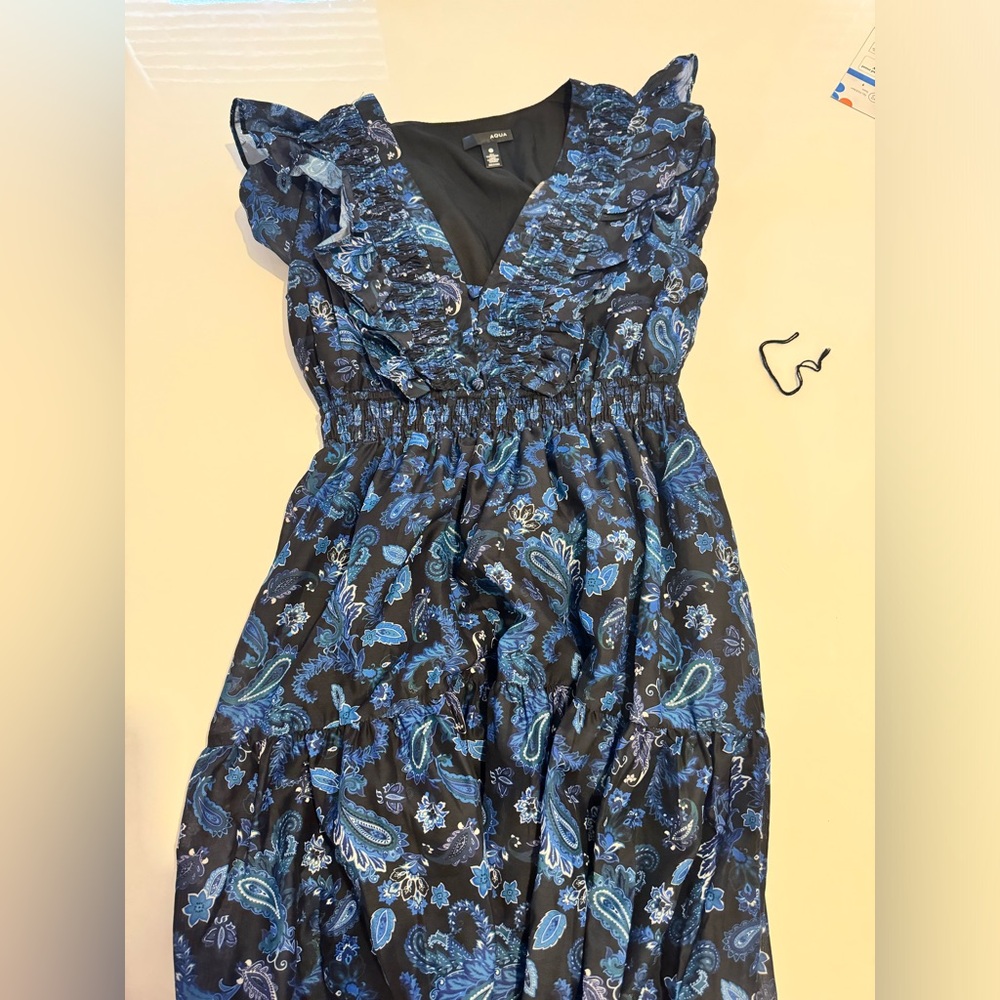 Gorgeous maxi dress hardly worn. Beautiful ruffle detailing size small